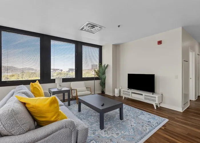 2br Downtown With Gym & Deck Apartment *