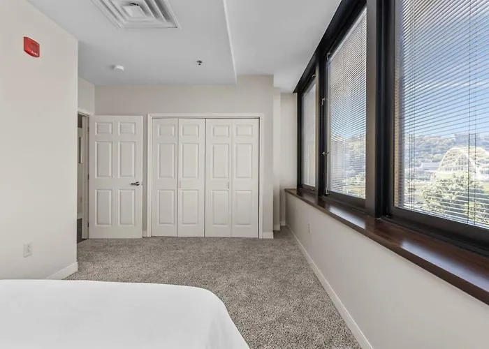 2br Downtown With Gym & Deck