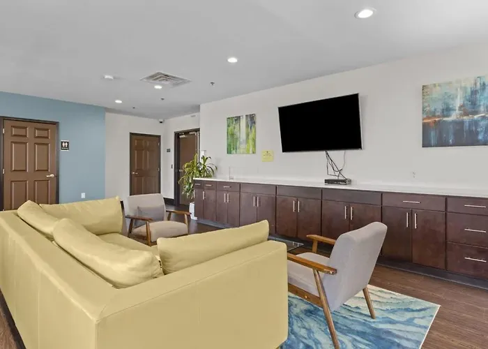 2br Downtown With Gym & Deck Apartment