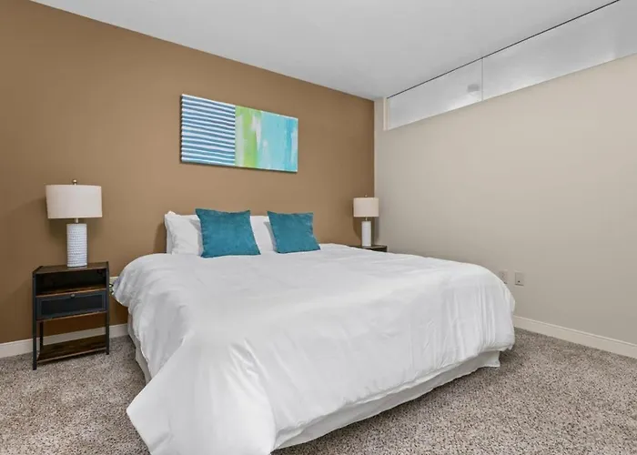 2br Downtown With Gym & Deck *