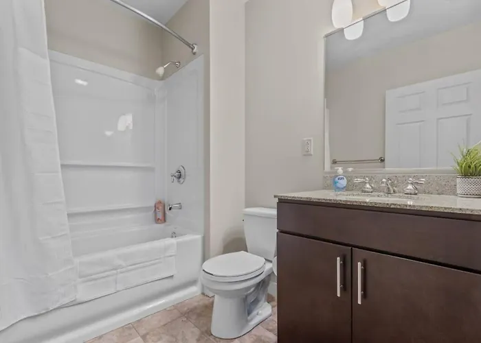 2br Downtown With Gym & Deck Apartment *