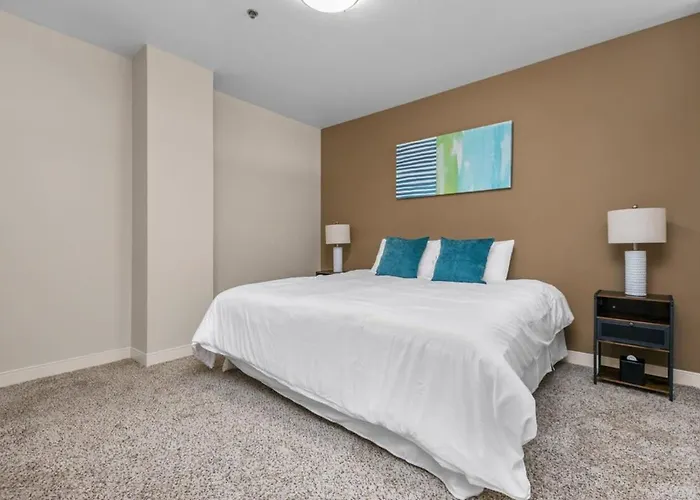 2br Downtown With Gym & Deck * Pittsburgh