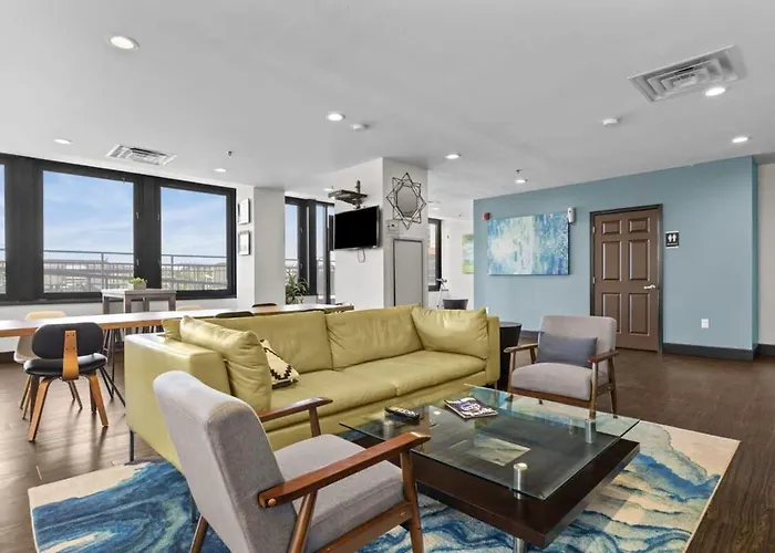2br Downtown With Gym & Deck