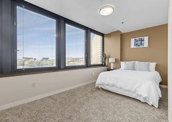 Apartment 2br Downtown With Gym & Deck *
