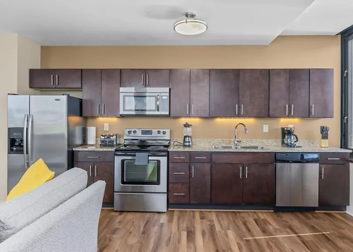 2br Downtown With Gym & Deck *