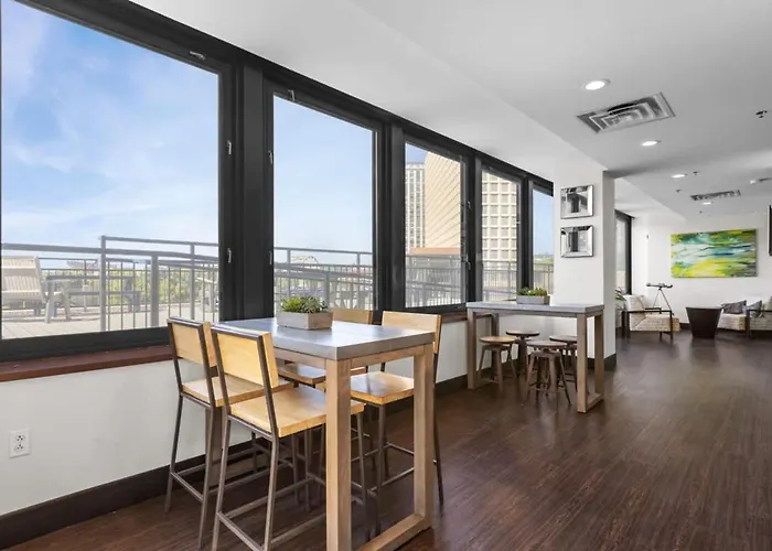 2br Downtown With Gym & Deck Apartment *