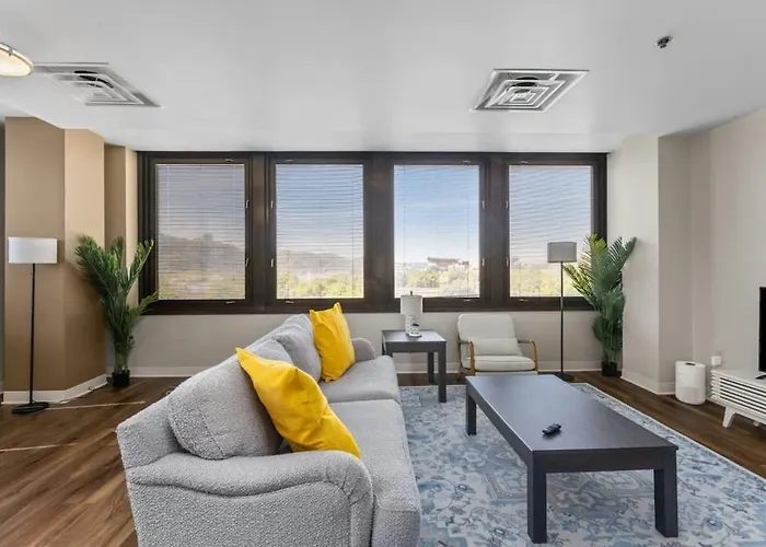 Apartment 2br Downtown With Gym & Deck