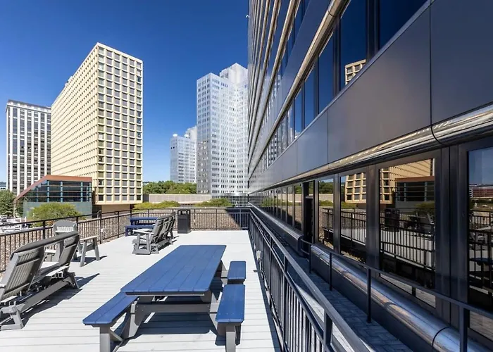 2br Downtown With Gym & Deck *