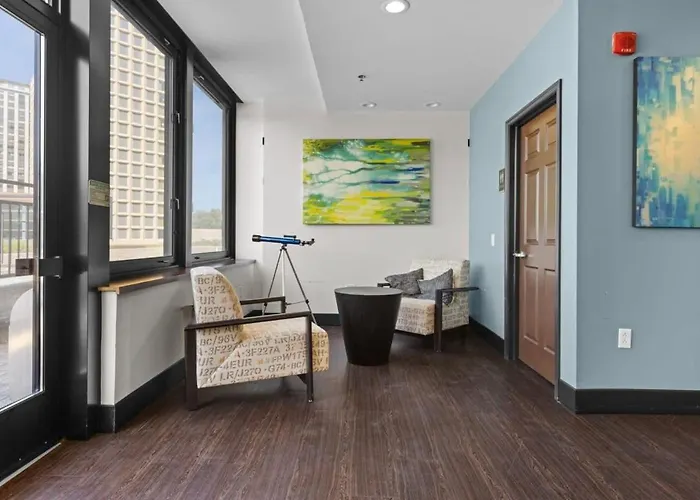 2br Downtown With Gym & Deck *