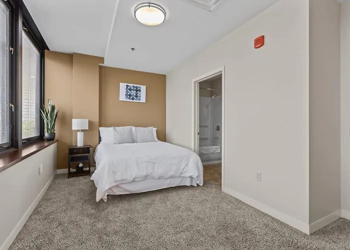2br Downtown With Gym & Deck * Pittsburgh