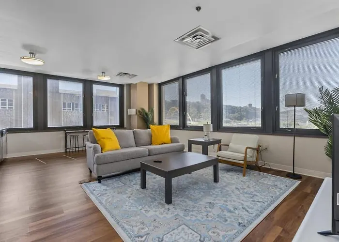 Apartment 2br Downtown With Gym & Deck *